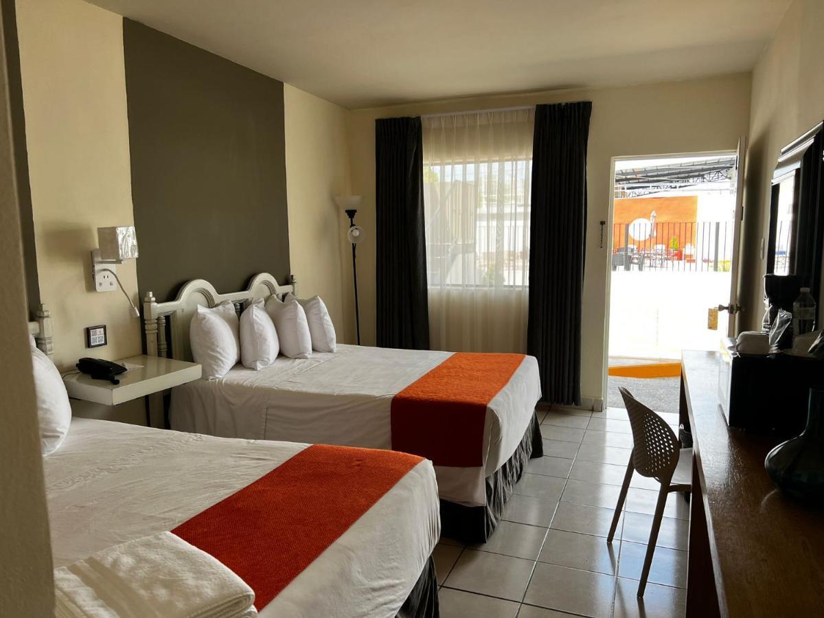 Hotel Los Robles Нуэво-Ларедо Экстерьер фото